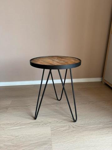 Bijzettafel zwart metaal met robuuste houten bovenzijde beschikbaar voor biedingen
