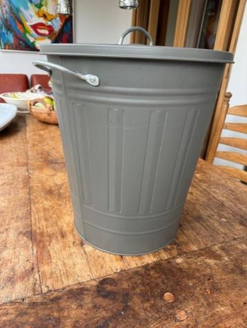  ton  met deksel ikea Knodd grijs  40 l  z.g.a.n.  eur 9,-- beschikbaar voor biedingen