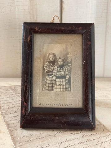 Brocante oud Frans fotolijstje met foto van meisjes  beschikbaar voor biedingen