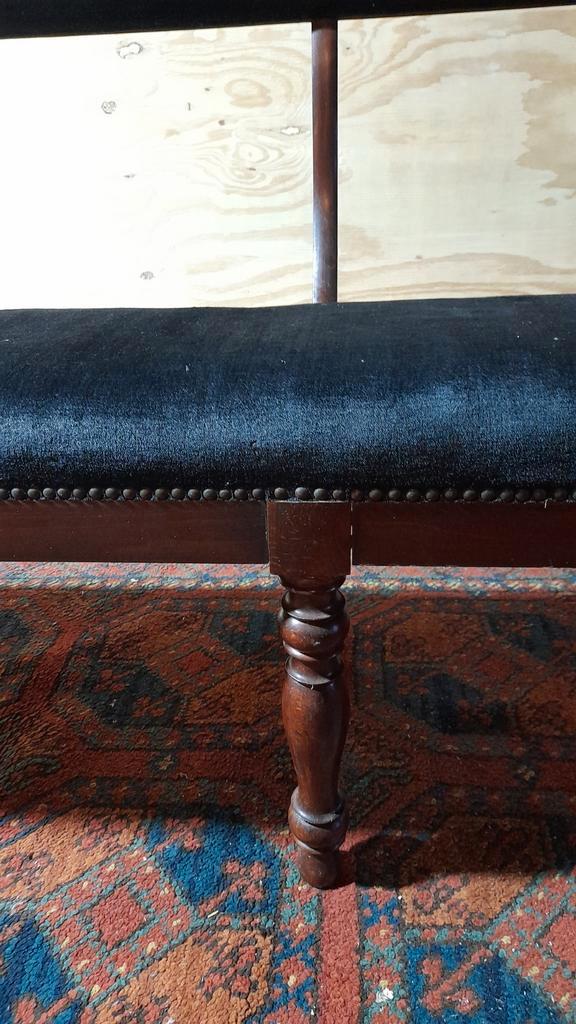 Antieke Houten Kerkbank met Bekleding, Antiek en Kunst, Antiek | Meubels | Stoelen en Banken, Ophalen of Verzenden