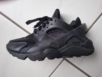 Nike dames/ meiden schoenen zwart beschikbaar voor biedingen