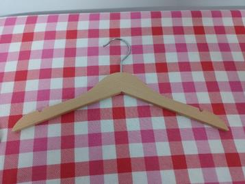 Houten kinderkledinghangers beschikbaar voor biedingen