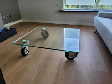 Design glazen salontafel op stevige wielen beschikbaar voor biedingen