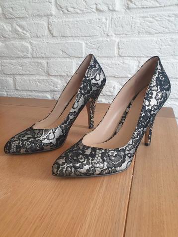 (M) Noë leren pumps. Zilver + zwart kant.
Maat 40. Hak 10 cm beschikbaar voor biedingen