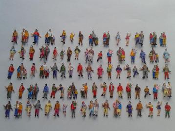 100 staande poppetjes en 50 zittende figuren H0-spoor 1:87 beschikbaar voor biedingen