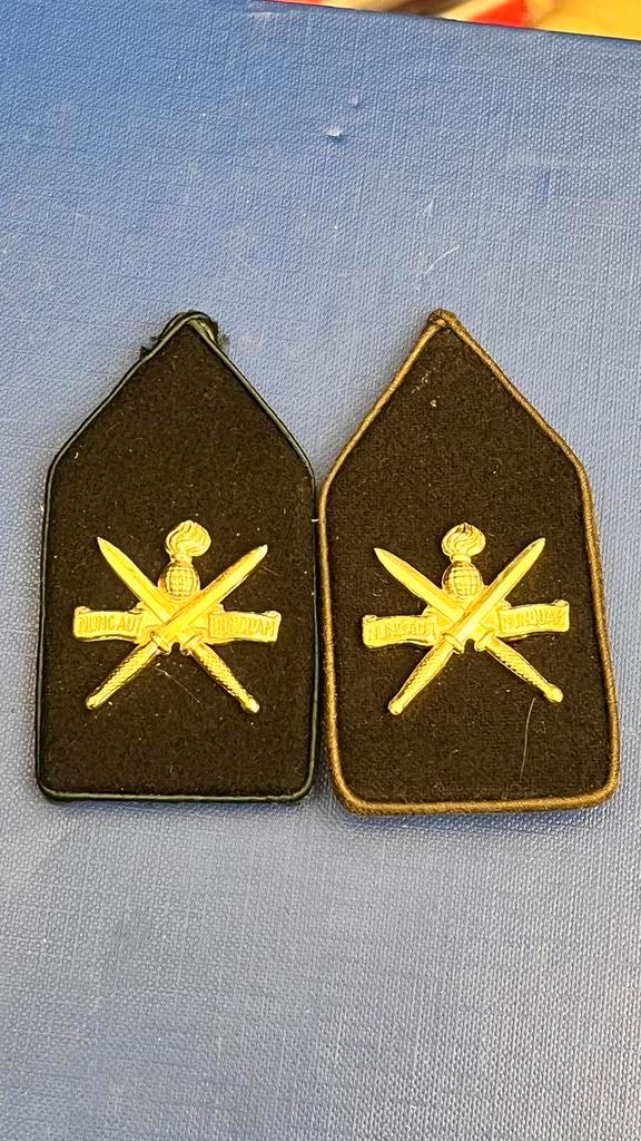 Twee verschillende KRAAGSPIEGELS KCT  COMMANDO, Verzamelen, Militaria | Algemeen, Landmacht, Embleem of Badge, Nederland, Ophalen of Verzenden