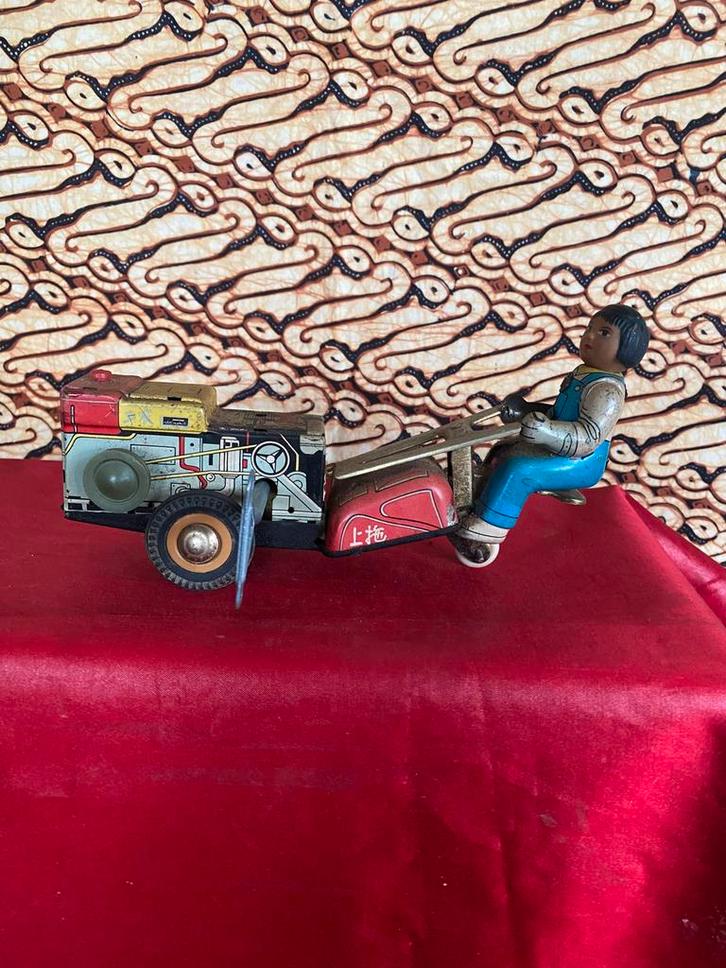 VINTAGE BLIKKEN OPWIND SPEELGOED BOER OP LANDBOUWMACHINE., Verzamelen, Speelgoed, Zo goed als nieuw, Ophalen of Verzenden