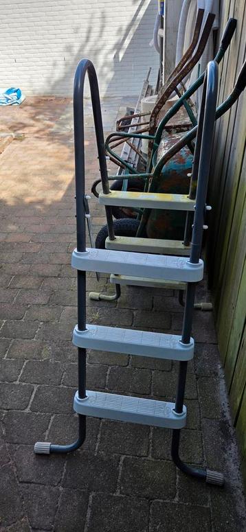 Zwembadtrap beschikbaar voor biedingen