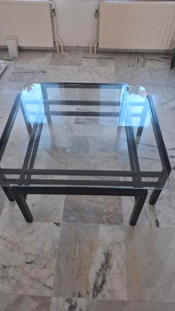 Salontafel met glasplaat beschikbaar voor biedingen