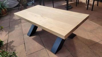 Salontafel eikenhout en zwart stalen poten, als nieuw. beschikbaar voor biedingen