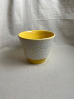 Vintage geel witte aardewerk bloempot jaren 60, Gebruikt, Rond, Binnen, Ophalen of Verzenden