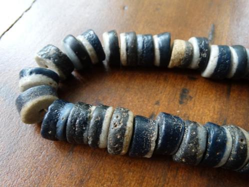 Antieke kralen in de kleuren antraciet, zwart, beige (aarde), Hobby en Vrije tijd, Kralen en Sieraden maken, Gebruikt, Kraal, Verzenden