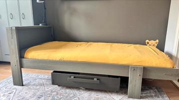 Woood leger groen bed beschikbaar voor biedingen
