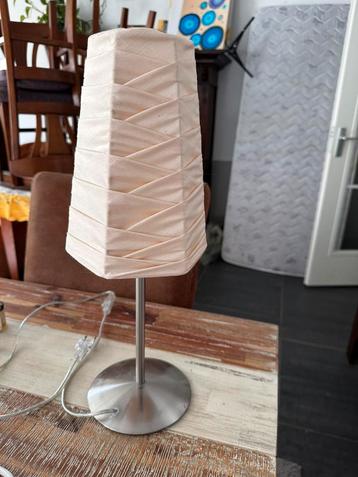 De lamp beschikbaar voor biedingen