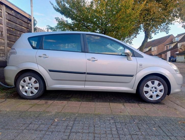 Toyota Corolla Verso 1.8 2004 Grijs. Dakdragers / trekhaak, Auto's, Toyota, Particulier, Corolla Verso, Benzine, C, MPV, Handgeschakeld