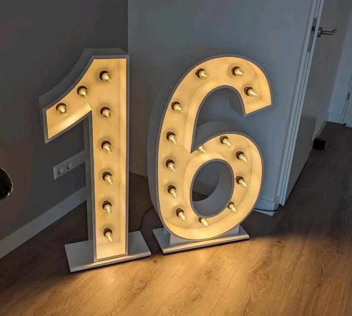 Licht cijfers te huur 0, 1, 2, 3, 5, 6 en 8 koppelbaar, Hobby en Vrije tijd, Feestartikelen | Verhuur, Zo goed als nieuw, Verjaardag