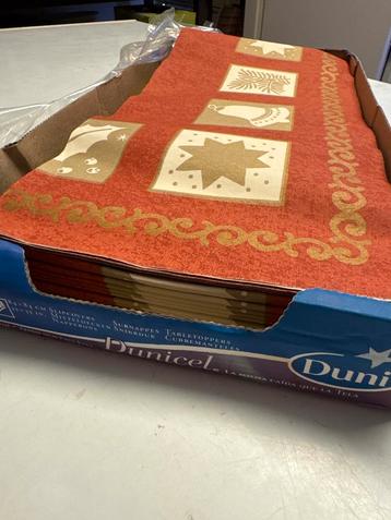 Kerst Tafelkleedjes Papier - 18 stuks beschikbaar voor biedingen