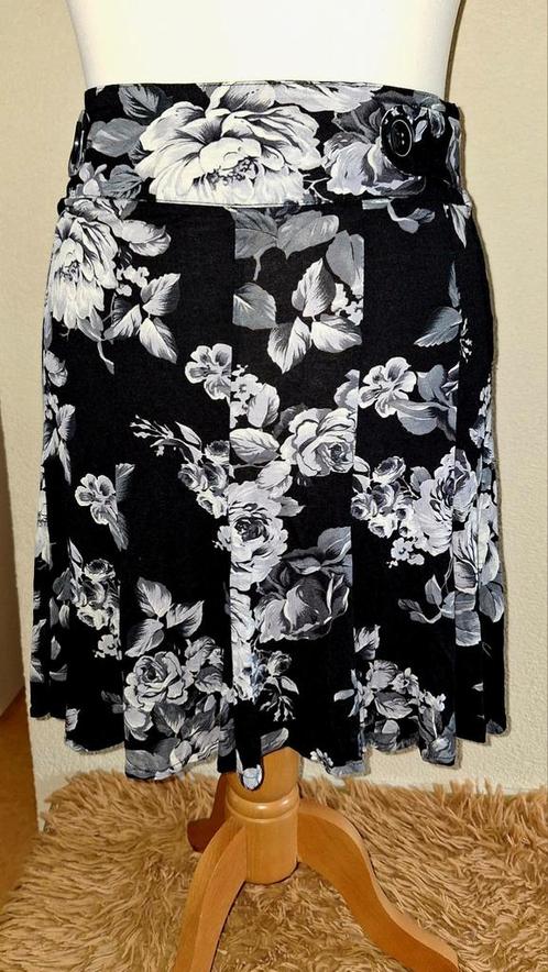 Kort rokje van Once,
zwart-witte bloemen
mt M 100% viscose, Kleding | Dames, Rokken, Zo goed als nieuw, Maat 38/40 (M), Zwart