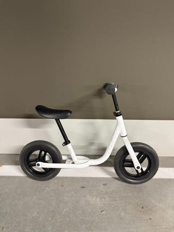 Loopfiets B’TWIN – Wit – Lichtgewicht & Stevig beschikbaar voor biedingen