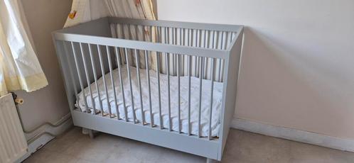 Lichtgrijs ledikant met kast, Kinderen en Baby's, Babywiegjes en Ledikanten, Gebruikt, Ledikant, Ophalen