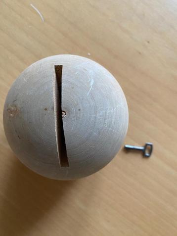 spaarpotje van blank hout met sleuteltje beschikbaar voor biedingen