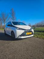 Zuinige Toyota Aygo 1.0 (2017) | Airco + Cruise | 4-deurs |, Voorwielaandrijving, Stof, Zwart, Wit