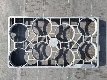 Kweektrays p10 en p12 beschikbaar voor biedingen