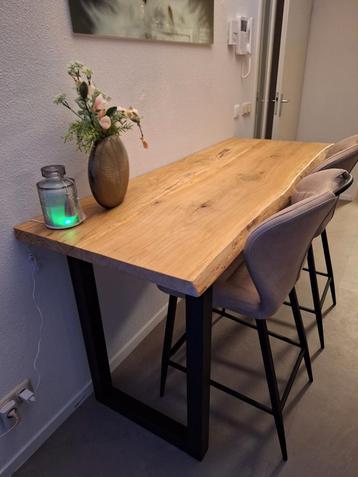 Bartafel eiken en 2 barstoelen  beschikbaar voor biedingen