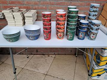 55 stuks melamine bakjes en bekers kerst beschikbaar voor biedingen
