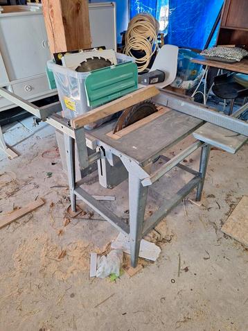 Zaagtafel met zaagbladen  beschikbaar voor biedingen