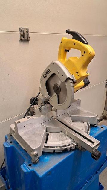 DeWalt DW700 Radiale Afkort/Verstekzaag beschikbaar voor biedingen