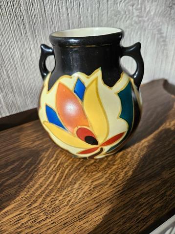 mooi oud vaasje plateel beschikbaar voor biedingen