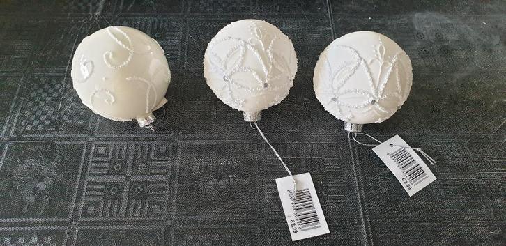 Kerstballen wit en zilver (nieuw), Diversen, Kerst, Nieuw, Ophalen of Verzenden