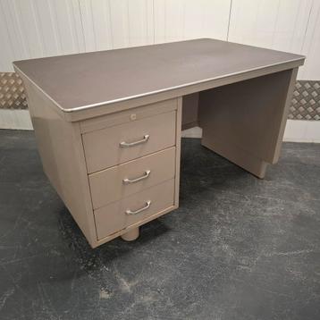 ODA Vintage & Industrieel; metalen bureau bureautje  beschikbaar voor biedingen