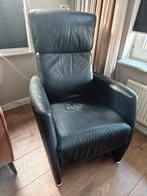 Zwart leren relax fauteuil op poten, Huis en Inrichting, Fauteuils, Ophalen, Gebruikt, 50 tot 75 cm, Leer