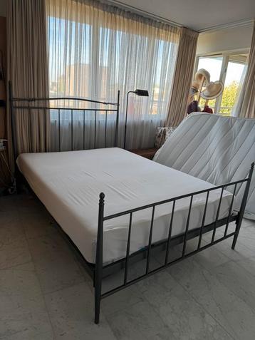 2 persoons bed, grijs metaal beschikbaar voor biedingen