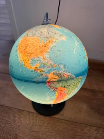 Wereldbol met licht beschikbaar voor biedingen