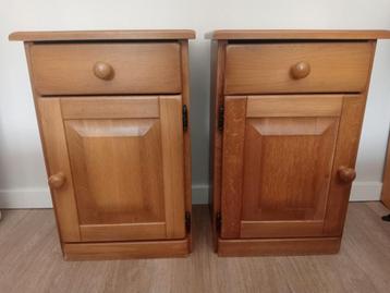 Twee eikenhouten nachtkastjes. beschikbaar voor biedingen