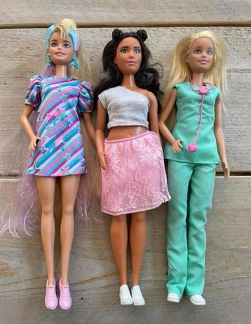 Barbie poppen meubelen accessoires schoentjes kleertjes beschikbaar voor biedingen