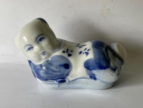 Klein Delfts blauw Aziatisch beeldje / eetstoklegger. China, Verzamelen, Beelden en Beeldjes, Zo goed als nieuw, Mens, Ophalen