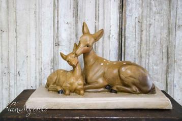 Oud gipsen beeld ´hertjes´ beschikbaar voor biedingen