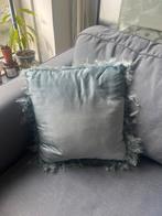 Grijs Kussen met Veren, Huis en Inrichting, Woonaccessoires | Kussens, Ophalen, Zo goed als nieuw, Grijs, Vierkant