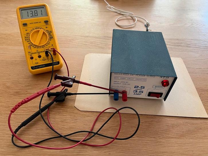 Voeding 13,8V/2,5A - gestabiliseerd, Hobby en Vrije tijd, Elektronica-componenten, Gebruikt, Ophalen of Verzenden