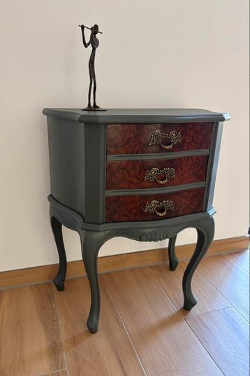 Uniek vintage ladekastje gerestyled beschikbaar voor biedingen