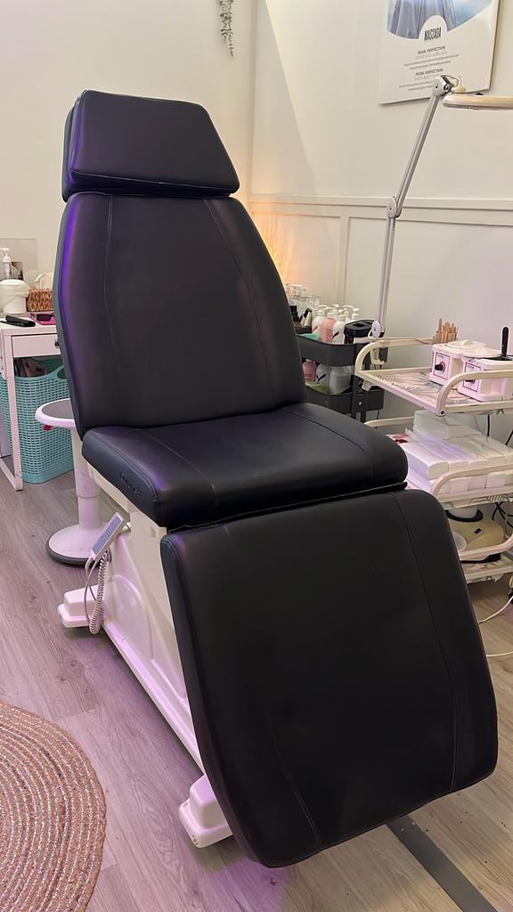 Elektrische behandelstoel - Wellness & Tattoo, Sport en Fitness, Gezondheidsproducten en Wellness, Gebruikt, Ophalen