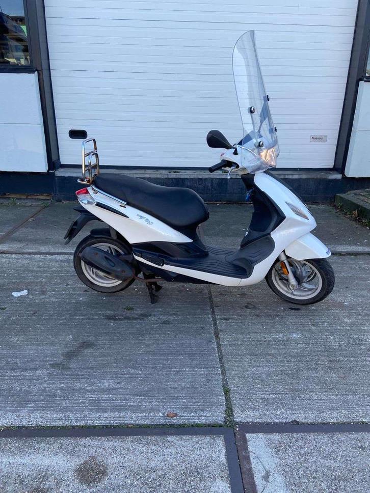 Piaggio FLY 25KM 4T 2v, Fietsen en Brommers, Scooters | Piaggio, Gebruikt, Fly, Maximaal 25 km/u, Benzine, Ophalen of Verzenden