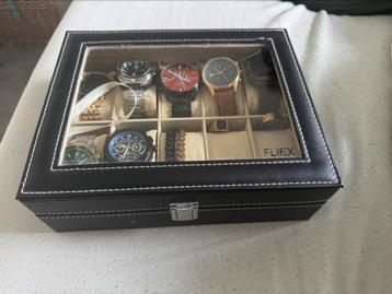 Horlogebox met horloges en sieraden beschikbaar voor biedingen