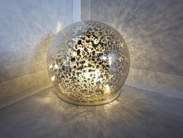 Nieuwe kleine glazen LED-lichtbol met vlekkenpatroon op muur beschikbaar voor biedingen
