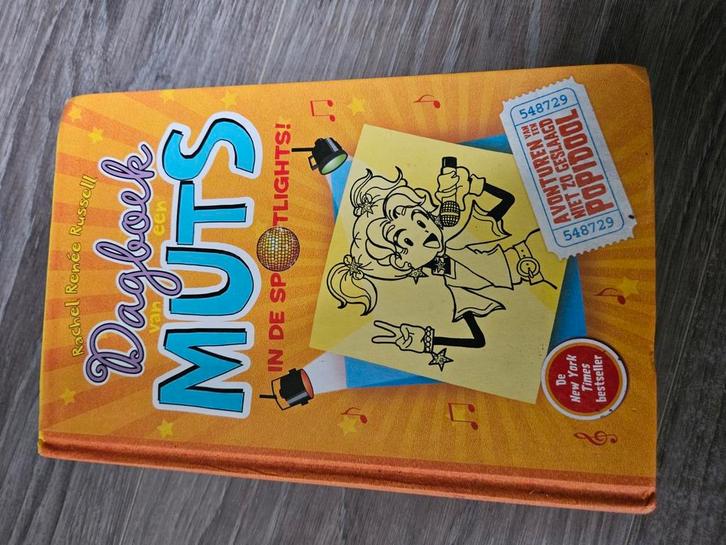 Rachel Renée Russell - In de spotlights!, Boeken, Kinderboeken | Jeugd | 10 tot 12 jaar, Zo goed als nieuw, Ophalen