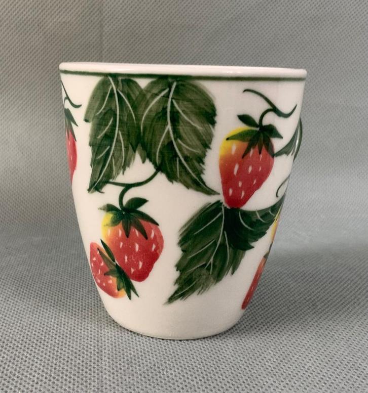 Vic’s koffiebeker / senseobeker aardbeien, Huis en Inrichting, Keuken | Servies, Zo goed als nieuw, Overige typen, Overige stijlen